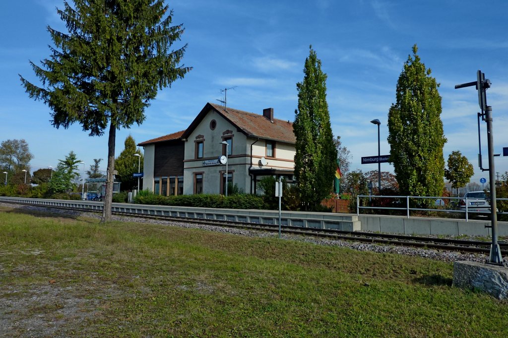Bahnhof Nimburg an der Kaiserstuhlbahn, das Bahnhofsgebude wird von einem Restaurant genutzt, Okt.2011