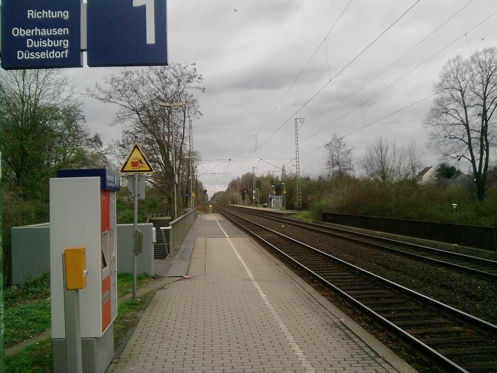 Bahnhof: Oberhausen Holten
Gleis 1
Ghnende Leere, wie fast immer auer morgens !

