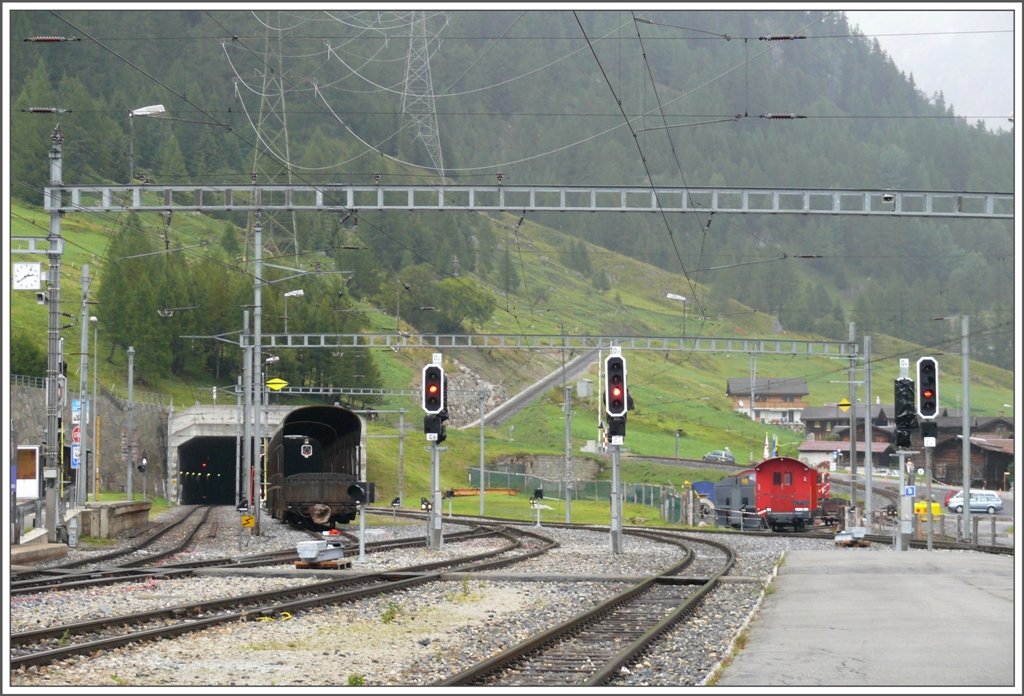 Bahnhof Oberwald, Ausgangspunkt des Autoverlades durch den gut 15km langen Furkabasistunnel und der dampfbetriebenen alten Bergstrecke. (15.08.2010)