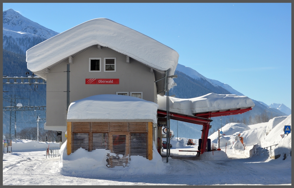 Bahnhof Oberwald mit einer gut isolierenden Schneeschicht. (10.01.2012)