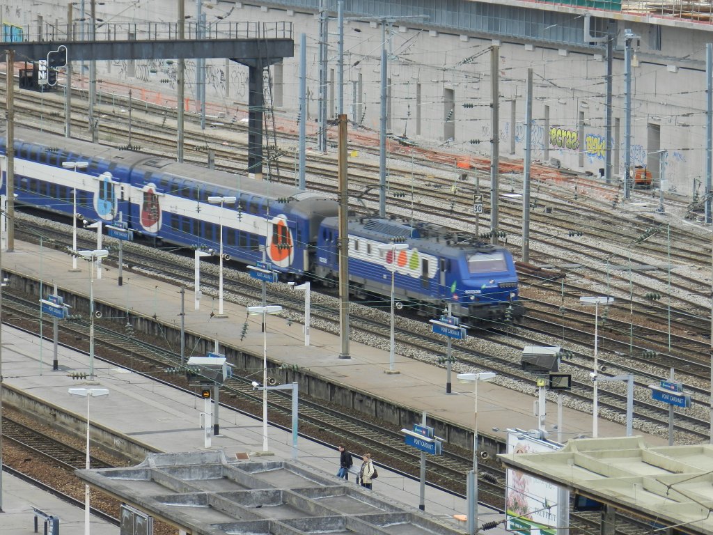 Bahnhof Paris Pont Cardinet, vom Hotelzimmer aus dem 6. Stock aus aufgenommen. Gerade fhrt eine BB 27300 mit einem Doppelstockzug ein, 18.05.2012.