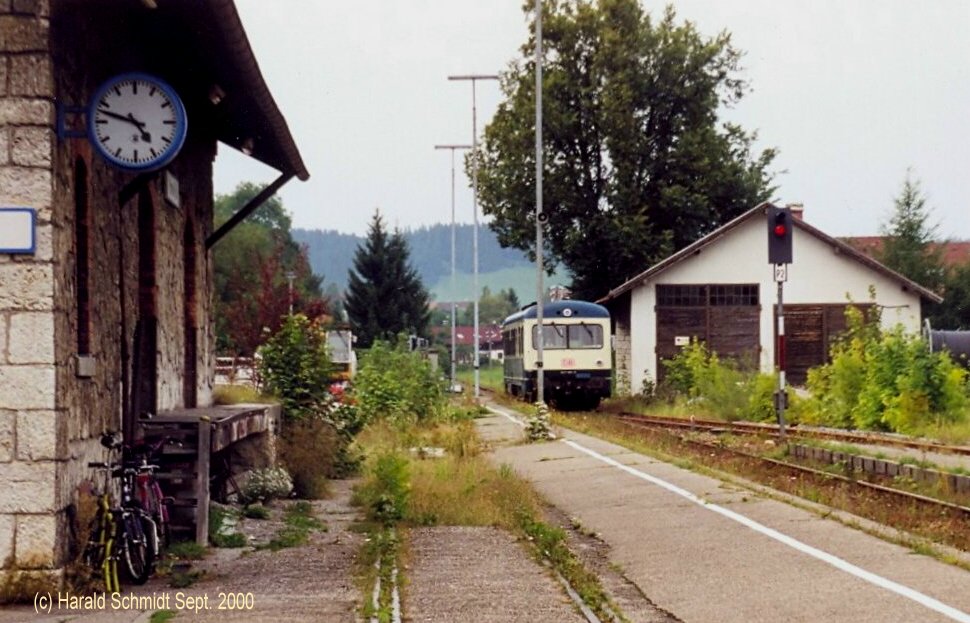 Bahnhof Pfronten-Ried/Allgu im Sept. 2000 mit dem nicht mehr benutzten Lokschuppen und dem Schuppen mit Ladegleis und dem einfahrenden 627 105 aus Kempten.
