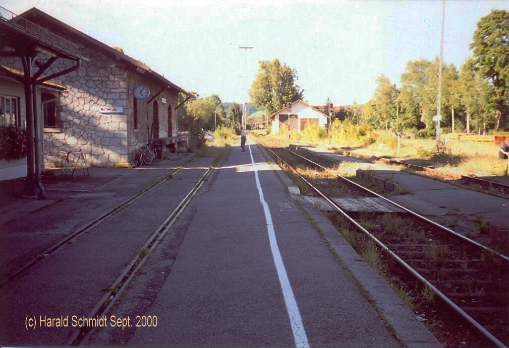Bahnhof Pfronten-Ried/Allgu im Sept. 2000 mit dem nicht mehr benutzten Lokschuppen und dem Schuppen mit Ladegleis, Strecke Richtung Kempten. (Scan vom Foto)