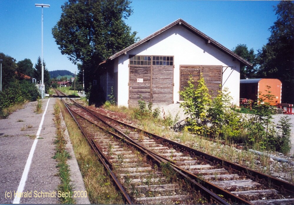 Bahnhof Pfronten/Allg�u im September 2000 / Fahrtrichtung Kempten / alter Lokschuppen (scan vom Foto)