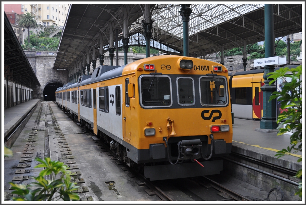 Bahnhof Porto S�o Bento. Nur wenige nicht dieselbetriebene Fahrzeuge fahren ab dem Innenstadtbahnhof, unter anderem die Interregional nach Po�inho auf der Douro Linie. Neuerdings verkehren hier gebrauchte RENFE Z�ge der BR 592 Camello. Leider lassen sich bei den klimatisierten Z�gen die Fenster nicht �ffnen und sie sind, im Vergleich zu modernen Stadlerz�gen, ziemlich laut. Trotzdem m�chte ich die Fahrt unbedingt empfehlen. (17.05.2011)