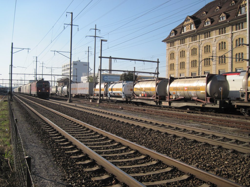 Bahnhof Pratteln am 3.10.2011  mit 2 Gterzge und ein Flirt auf gleis 5
