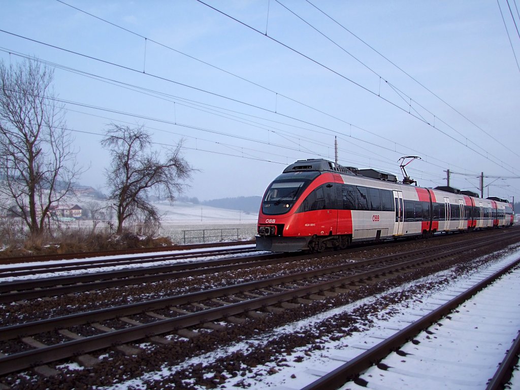 Bahnhof Redl-Zipf:  Achtung auf Gleis3 fhrt ein Regionalzug3018 nach Salzburg, bitte Vorsicht  (4024 009-5);100107