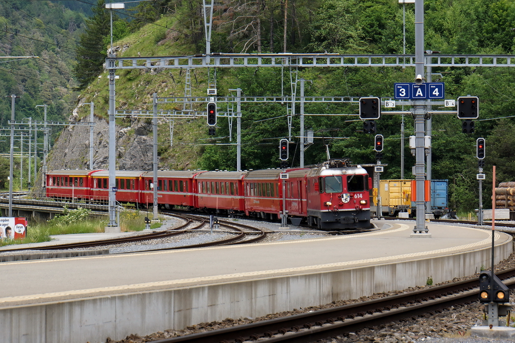 Bahnhof Reichenau-Tamins. Der RE nach Disentis mit der Ge 4/4 II 614  Schiers  fhrt in den Bahnof ein. Weiter geht es dann nach St. Moritz. 28.5.2012