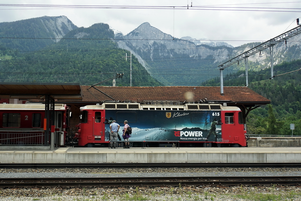 Bahnhof Reichenau-Tamins. Die Ge 4/4 II 615  Klosters  mit dem RE 1249 fhrt nach Scuol-Tarasp gleich ab. 28.5.2012