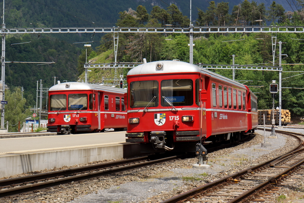 Bahnhof Reichenau-Tamins. Einer fhrt ab, der Andere kommt. Die S2 1715 nach Thusis rechts kommt. Die S2 1712 nach Chur links im Bild. 28.5.2012