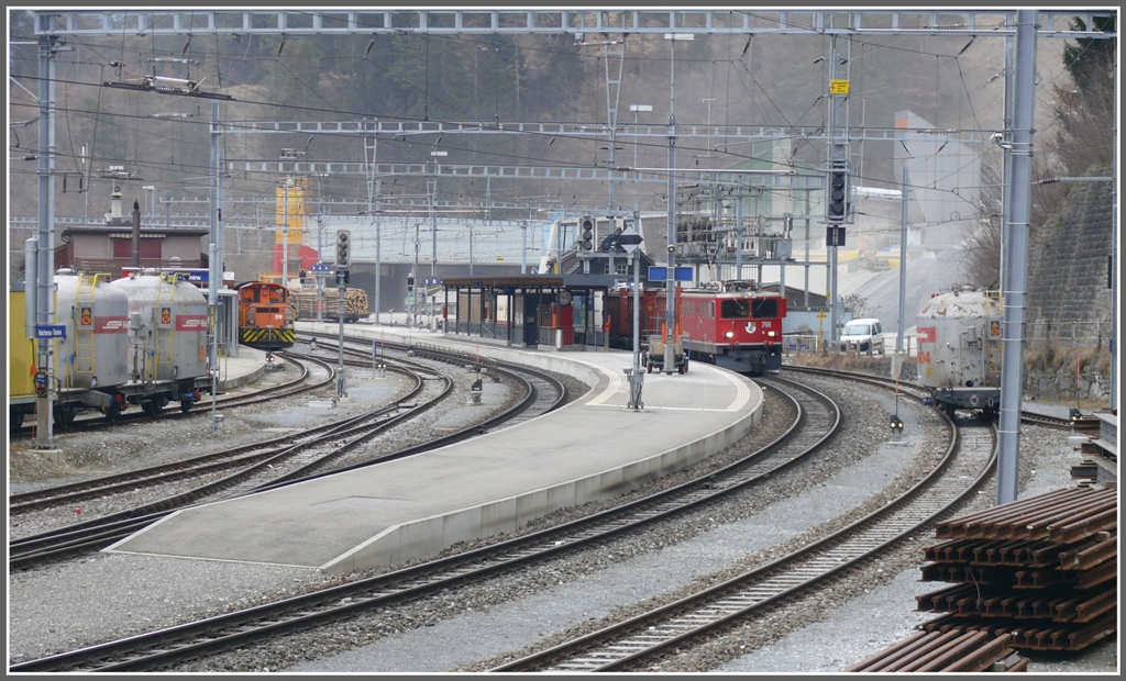 Bahnhof Reichenau-Tamins mit Ge 6/6 II 701  Raetia . (24.01.2011)