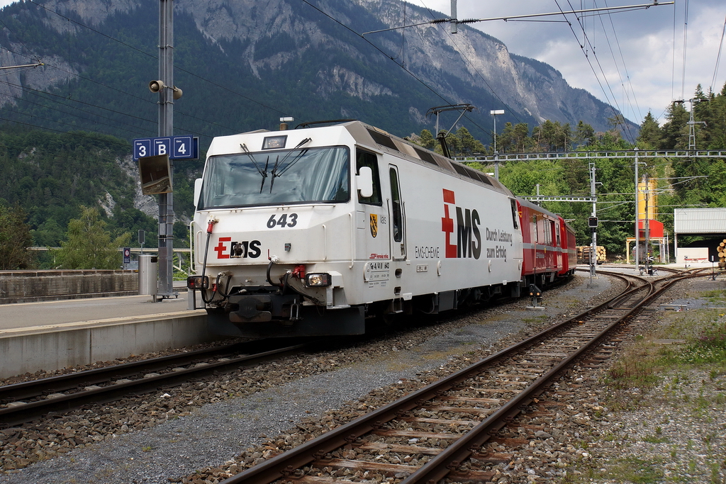 Bahnhof Reichenau-Tamins. Nur ein paar Minuten nach dem RE nach St. Moritz ist auch der RE 1236 nach Disentis/Mustr da. Die Ge 4/4 III 643  Vals  strahlt im leuchtenden Weiss am 28.5.2012.