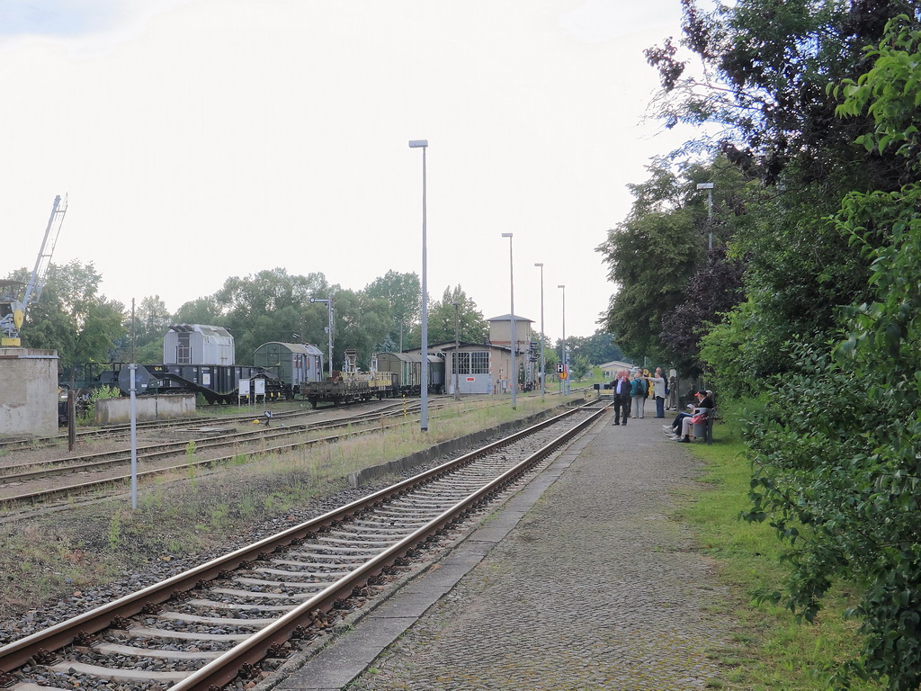 Bahnhof Rheinsberg (Mark) am 08. August 2012, im Vordergrund das vom  Personenverkehr angefahrene Gleis 1, im Hintergrund Objekte der  AG Rheinsberger Bahnhof.
