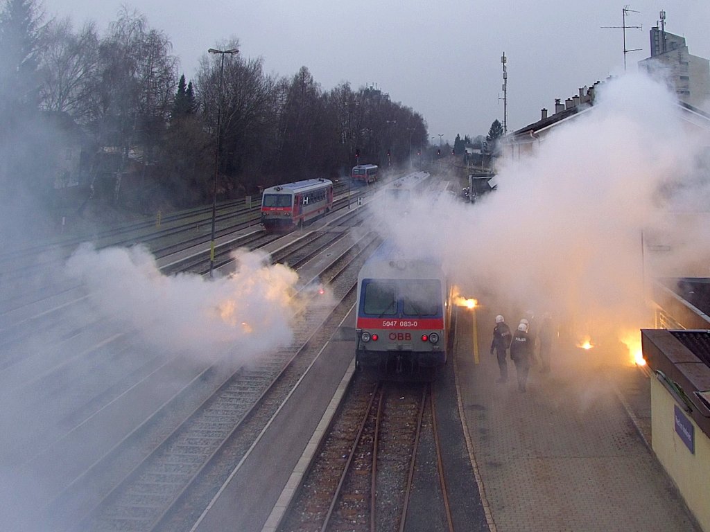 Bahnhof Ried in Feuer und Rauch; ankommende  LASK-Fu�ballfan´s warfen zur Begr��ung  Brandbomben  aus den Triebwagenfenstern;110219