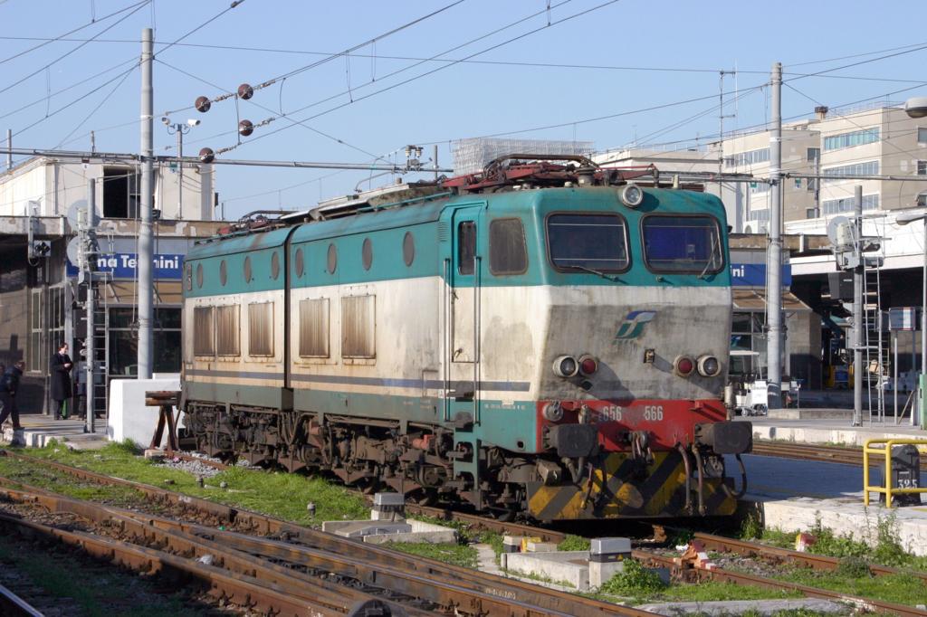 Bahnhof Roma Termini am 9.1.2006
FS Elektrolok E 656566 hat Betriebspause.