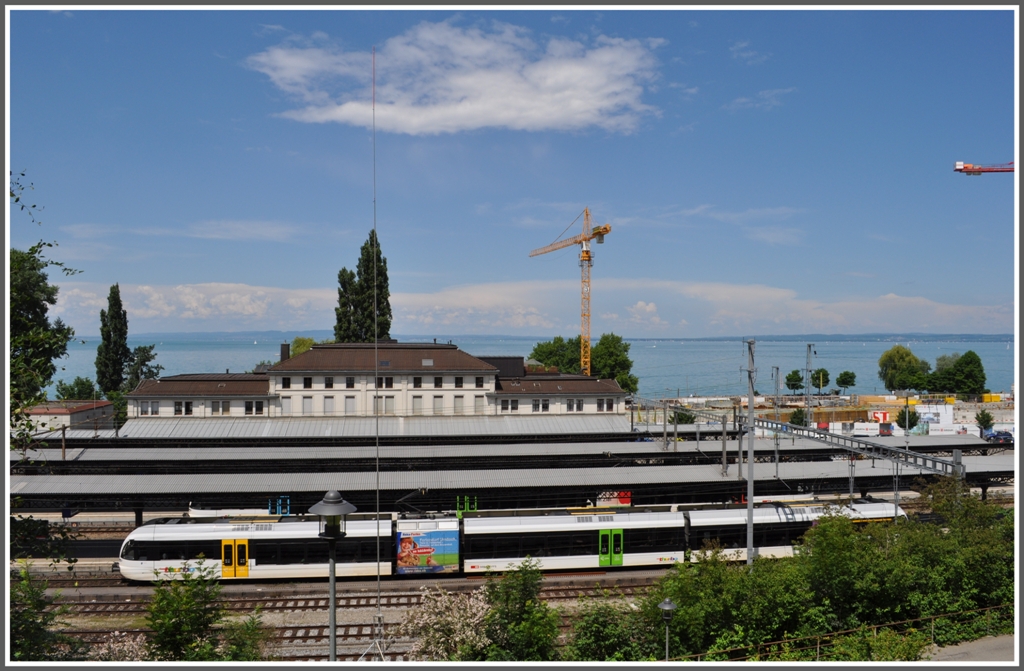 Bahnhof Rorschach mit S1 23158 aus der Vogelperspektive. Entlang der Visierstange entsteht ein Liftturm, um den steilen Anstieg zur Panoramastrasse bequemer zu machen. (05.06.2011)