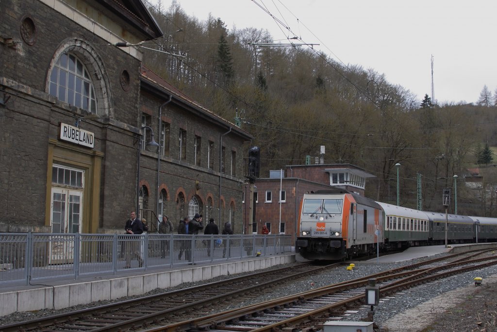 Bahnhof Rbeland/Harz am 07.04.2012. Auf Gleis 1 steht ein Zug der  Sonderzugveranstaltungen Chemnitz  mit Zuglok 285 001.