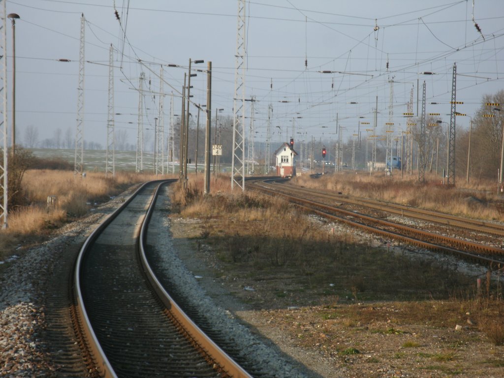 Bahnhof Samtens in Richtung Stralsund,am 21.Dezember 2012,aufgenommen vom Bahnsteig aus.Zwischen den Hauptgleisen befindet sich ein Kreuzungs-und berholgleis.Lade-und Anschlugleise existieren nicht mehr.