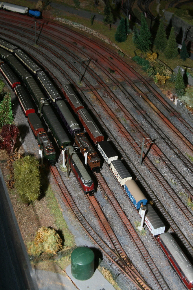 Bahnhof Scharfenberg vor dem Umbau, Natrlich sind Namen und Gleisanlagen fiktiv. 10 Gleise mit Brems- und Beschleunigungsbereich. Mglich sind Speicherung von 8 langen Zgen, damit man diese nicht als Pause von der Schiene nehmen mu. Der Ausbau soll um 1meter erfolgen. Mit Bahnsteig und der Mglichkeit einseitig 2 Zge hintereinander abzustellen.