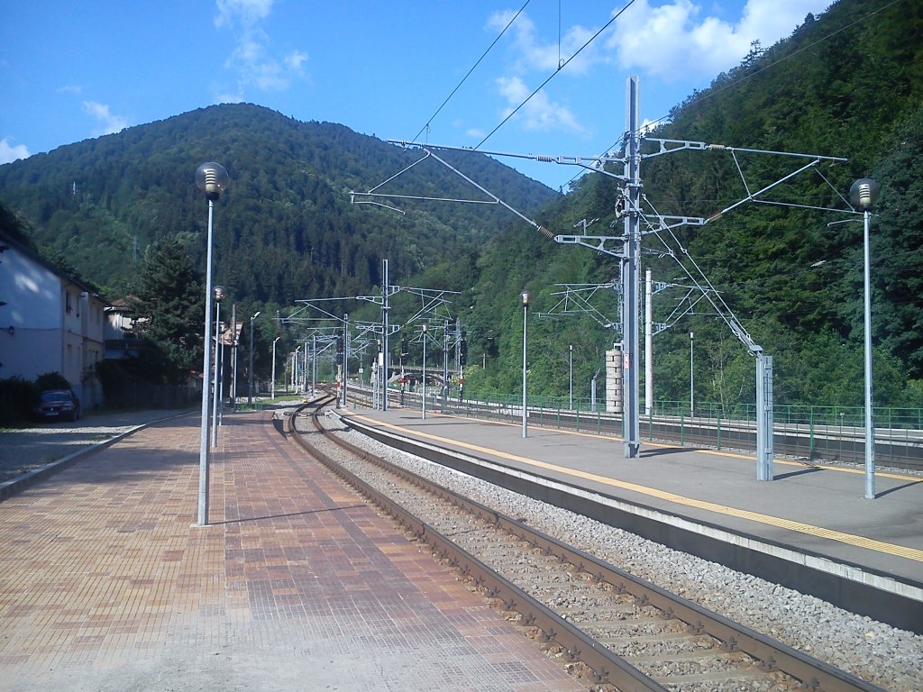 Bahnhof Sinaia am 16.06.2013. Ausfahrt in Richtung Brasov.