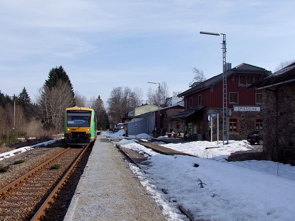 Bahnhof Spiegelau (KBS906; Waldbahn), soeben eingefahren VT24 als RB 59866;120327