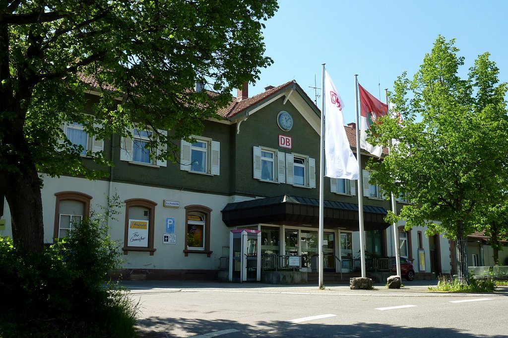 Bahnhof St.Georgen an der Schwarzwaldbahn, die Straenseite, Mai 2012