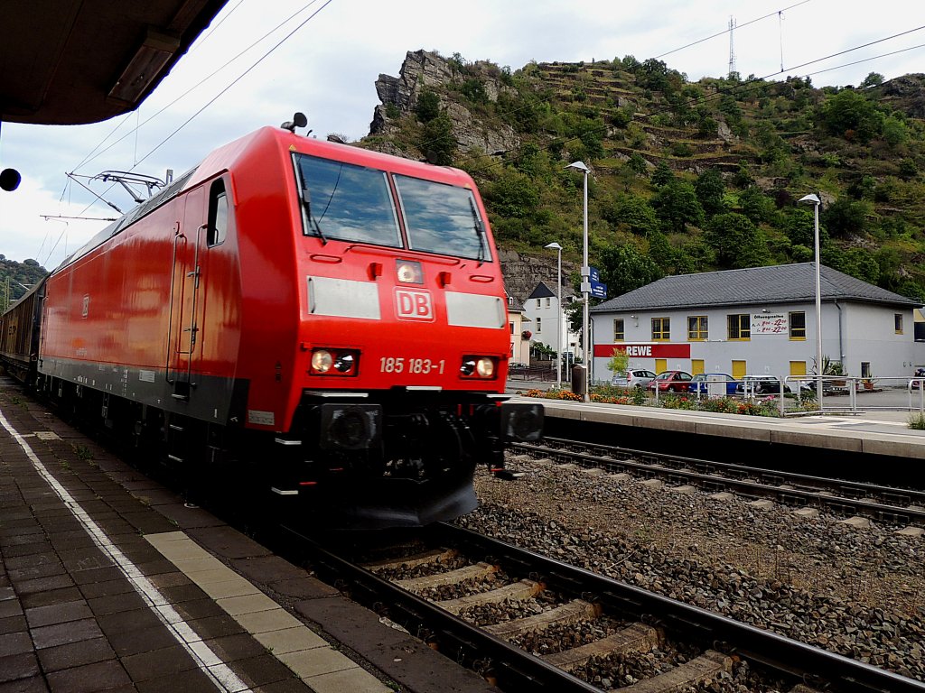  Bahnhof St.Goarshausen, Bahnsteig1, Achtung Zug fhrt durch  drhnte es aus dem Lautsprecher, und schon rauschte 185 183-1 mit einem Gterzug Richtung Loreleyfelsen; 120829