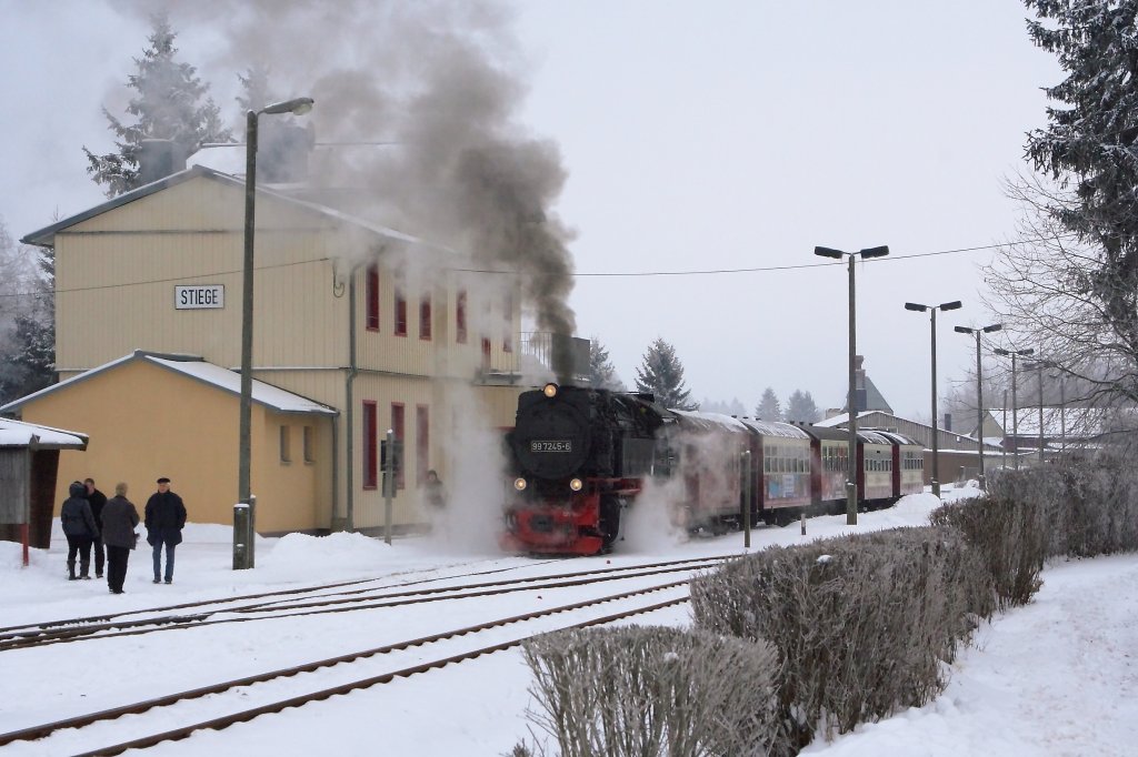 Bahnhof Stiege am 26.01.2013. Noch mu 99 7245 mit ihrem Sonderzug  Quedlinburger Brockenexpress  warten, bis ein Triebwagen in Richtung Hasselfelde den Bahnhof passiert hat. Erst dann kann sie zur Durchfahrt der Stieger Wendeschleife starten. Allerdings frieren uns Fotografen, bedingt durch die wahrhaft sibirischen Temperaturen, so langsam die Finger ein!! ;-)