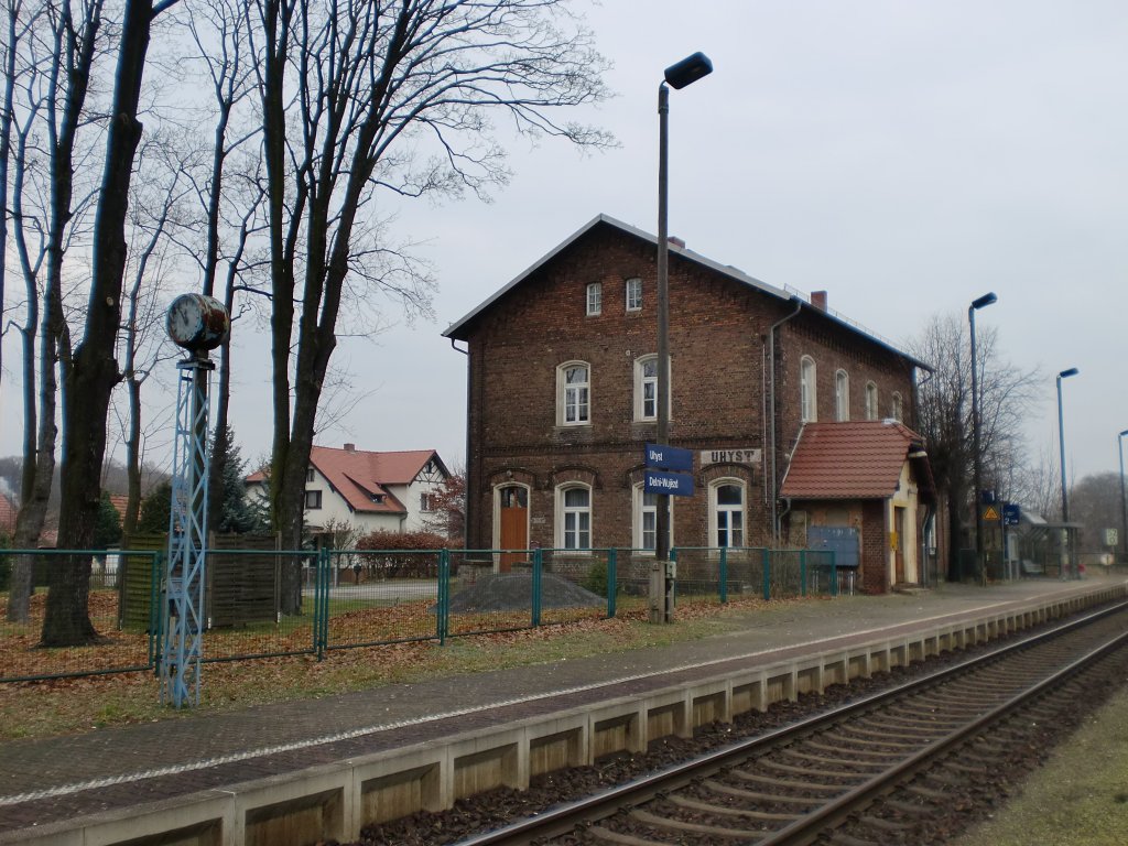 Bahnhof Uhyst, Empfangsgebude, Gleisseite, gesehen vom Mittelbahnsteig, 20.11.2010