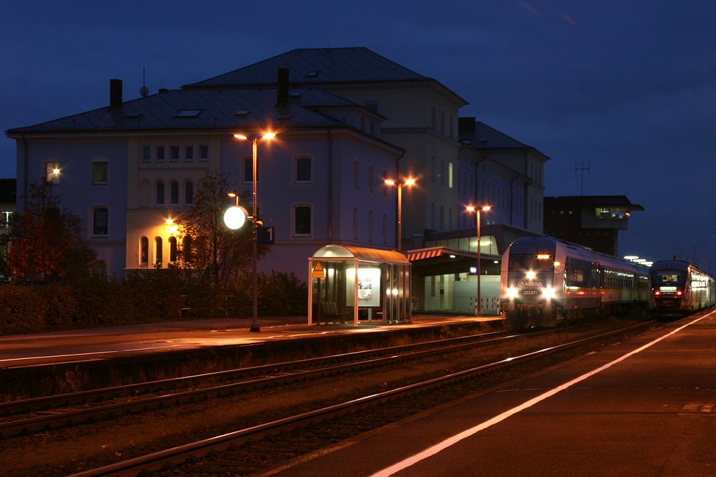 Bahnhof Weiden am Abend des 03.11.2009: Auf Gleis 1 steht 223 071 mit einem Alex, auf Gleis 2 zwei Desiros der VBG.
