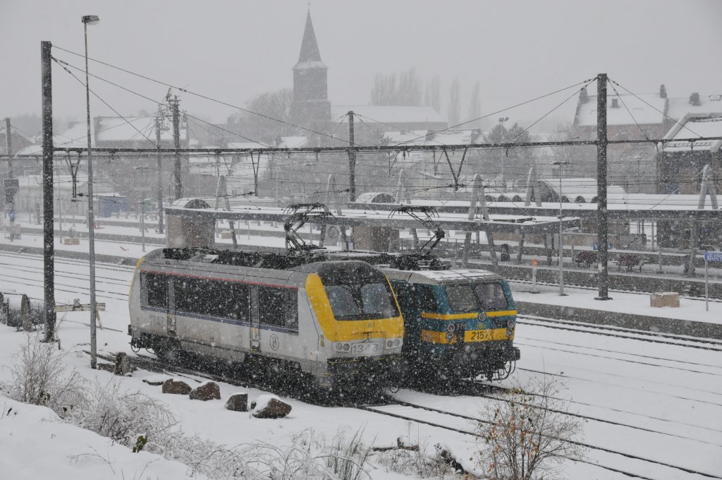 Bahnhof Welkenraedt heute im dichten Schneetreiben. Es sieht fast so aus, als ob 1348 und 2157 dicht beieinander stehen, um sich gegenseitig zu wrmen. Aufgenommen am 05/12/2010.