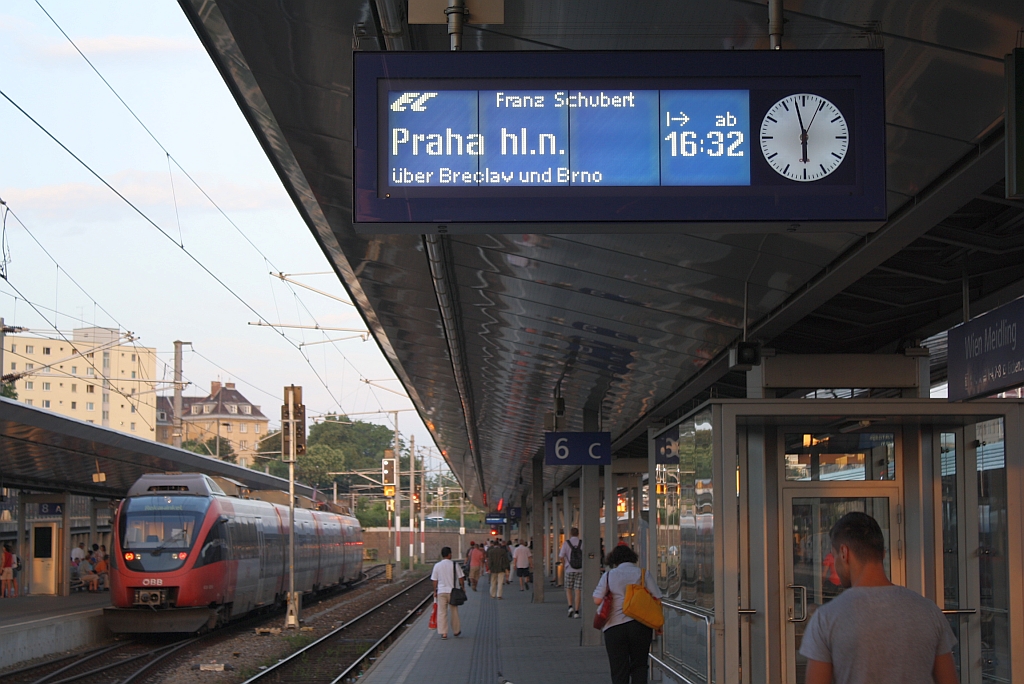Bahnhof Wien Meidling am 08.August 2013 um 05:58. Leider erfolgte keine weitere Information ob der Zug nun um 13 Stunden und 16 Minuten versptet ist, oder ob der Zug erst in 10 Stunden und 34 Minuten abfhrt.