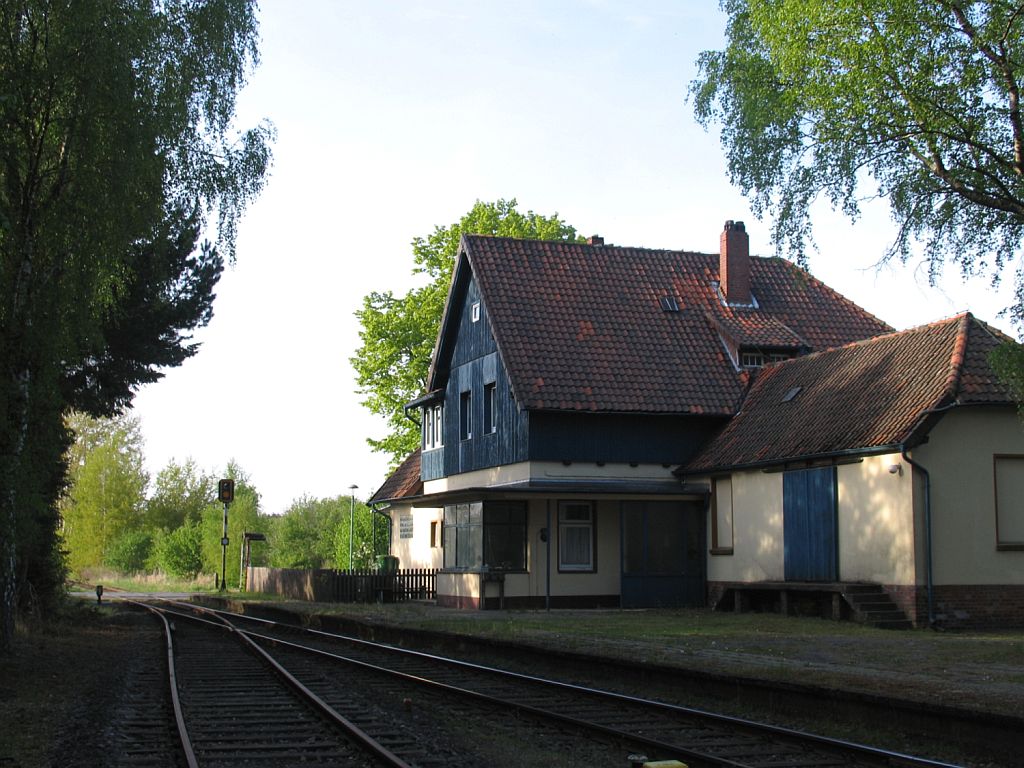 Bahnhof Wietzendorf (Ost Hannoversche Eisenbahn) an die G�terstrecke Beckedorf-Soltau in Abendlicht am 5-5-2011.