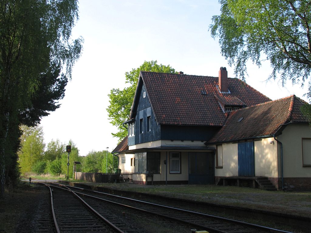 Bahnhof Wietzendorf (Ost Hannoversche Eisenbahn) an die Gterstrecke Beckedorf-Soltau in Abendlicht am 5-5-2011.