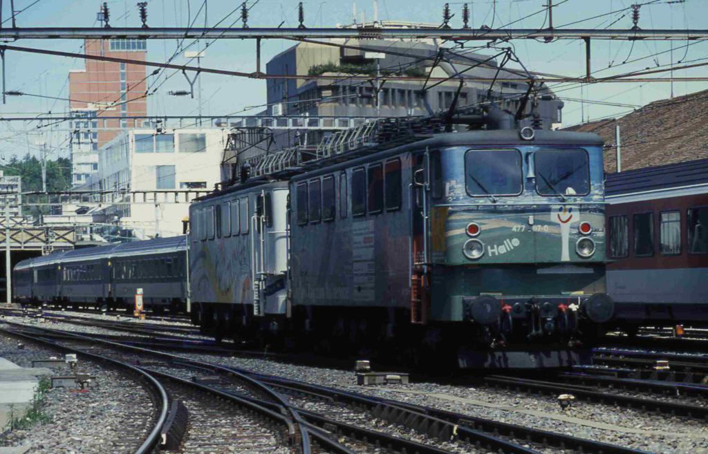 Bahnhof Winterthur am 14.5.2002. Zwei ehemalige DR Elektroloks der Reihe 242
fahren in den Bahnhof ein. Lok 477967 lie sich dabei von mir identifizieren.