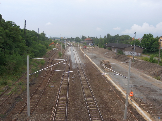 Bahnhof Wolfen (bei Bitterfeld) zur Zeit Krftig im Umbau Aufgenommen von der Fugngerbrcke am 29.7. 2010
Blickrichtung Bahnhof bzw. Fahrtrichtung Leipzig/Halle