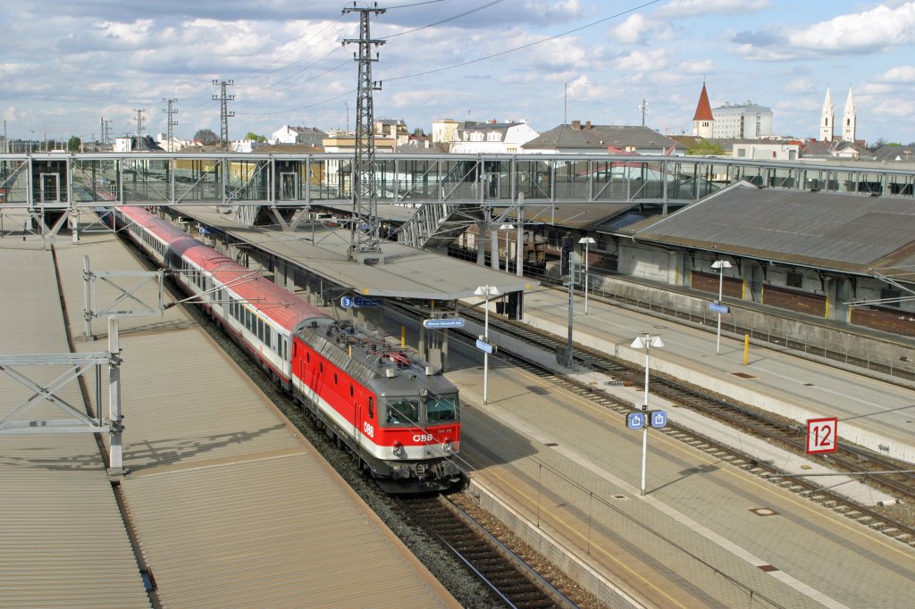 Bahnhof Wr.Neustadt mit 1144.212 EC-159 und dem Dom im Hintergrund. 21.4.12