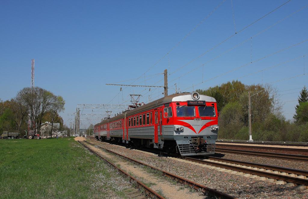Bahnhof Zasliai am 29.4.2012. Nahverkehrstriebwagen
ER9M 4013-01 fhrt nach Vilnius ab.