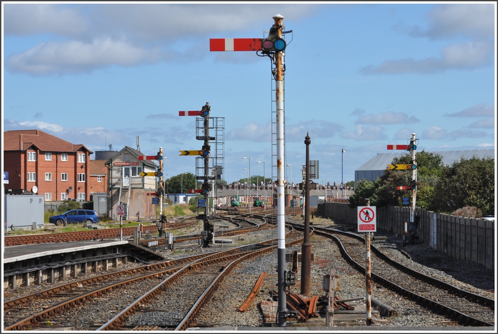 Bahnhofeinfahrt mit Stellwerk 2 in Blackpool North. (09.08.2011)