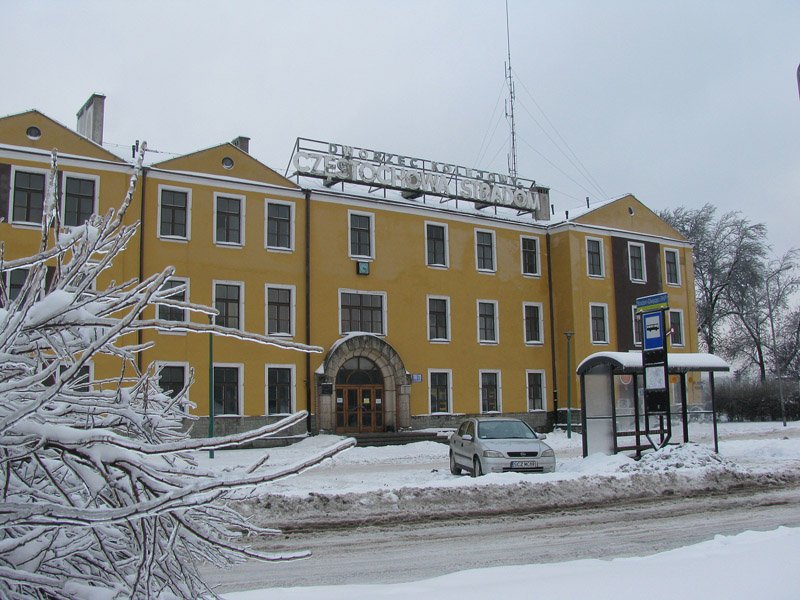 Bahnhofgebude Częstochowa Stradom, 13.01.2010. Das ist dieses Eis - nach einer Nacht mit frierendem Regen waren alle Bume und Leitungskabel im Raum von Częstochowa so vereist. Die Straebahnen verkehrten nicht, die elektrischen Zgen wurden von Dieselloks gezogen (http://www.bahnbilder.de/name/einzelbild/number/385124.html), viele Wlder wurden zerstrt.