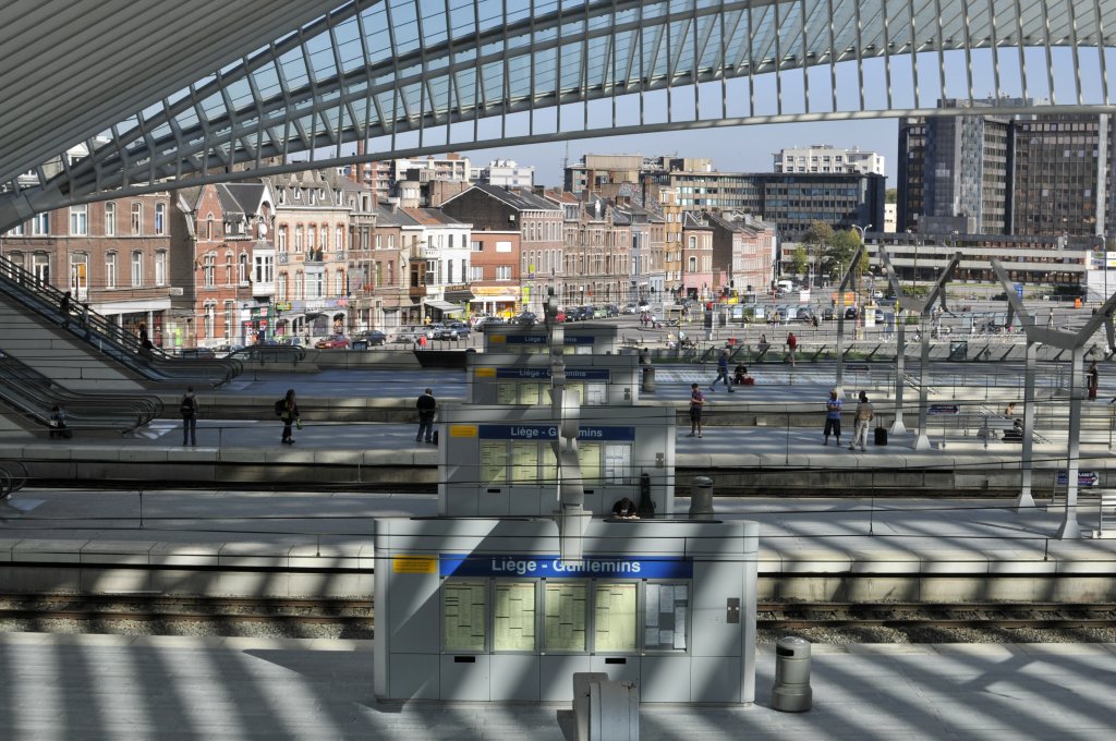 Bahnhofs bersicht in Liege Guillemins am sonnigen 1 okt 2011.