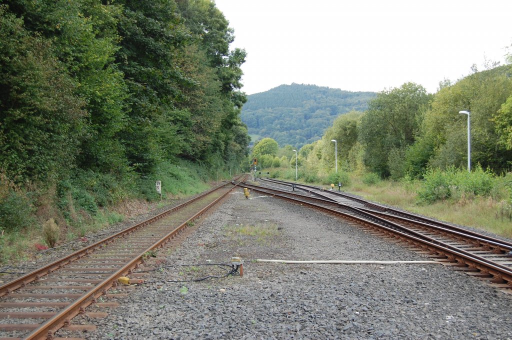 Bahnhofsausfahrt vom Bf Nideggen im Ortsteil Brck gelegen. Das Bild zeigt die Richtung nach Dren. Aufnahme vom 6. September 2009.