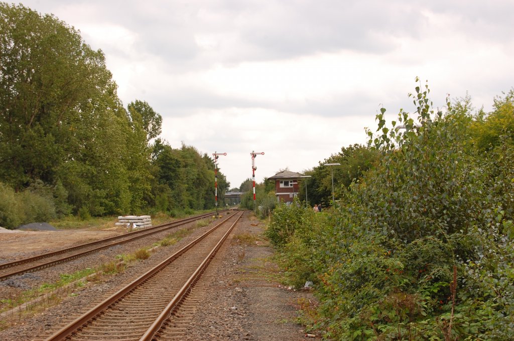 Bahnhofsausfahrt Kevelaer in Richtung Geldern. Von der einstigen Gre des Bahnhofs ist nicht mehr viel zu sehen. Einst fuhren hier ganze Pilgerzge ein. sonntag 19.9.2010