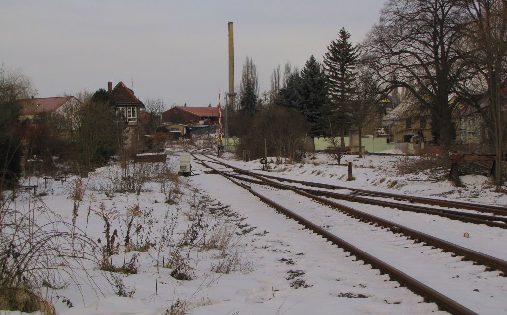Bahnhofsausfahrt Richtung Nebra mit dem Stellwerk Lw in Laucha (Unstrut); 13.12.2010