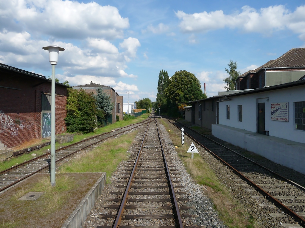Bahnhofsausfahrt und Schluff-Trasse von St. T�nis in Richtung Krefeld, die Strecke Richtung S�chteln wurde leider abgebaut (5.9.2010), aufgenommen aus dem letzten Wagen.