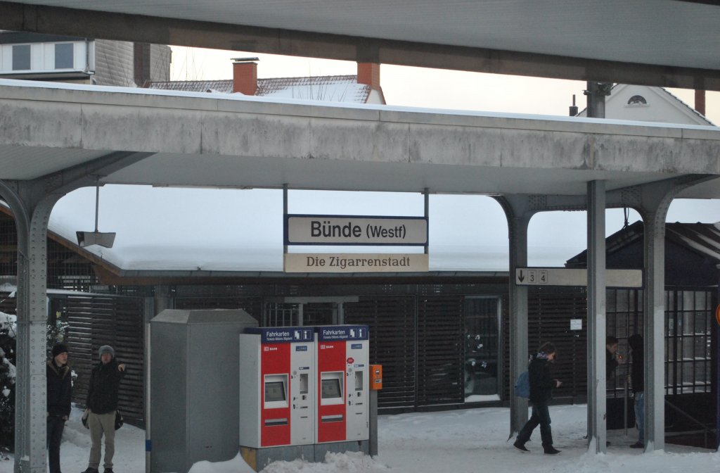 Bahnhofschild von Bnde, am 25.12.10.2010