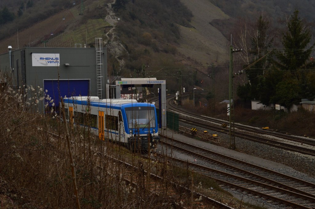Bahnhofseinfahrt in Boppard, im Vordergrund fhrt die Strecke nach Emmelshausen entlang, die hier schon mit ihrer Steigung beginnt. Die zweigleisige Strecke im rechten Bildrand ist die Kbs 470 von Koblenz nach Bingen. Am useren linken Rand des Bildes ist die Triebwagenhalle und die Waschanlage des Zugbetreibers zu erkennen. Es ist Rhenus veniro. Foto vom 12.2.2013
