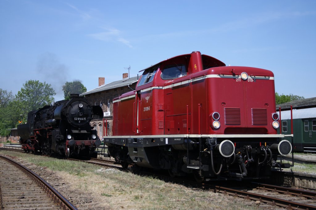 Bahnhofsfest in Egeln am 7.5.2011
211 019 und 52 8184 vor dem Bahnhof