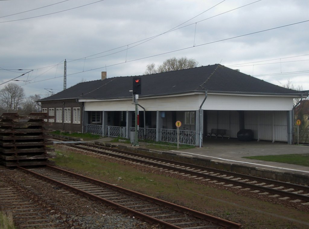 Bahnhofsgebude von Altefhr ohne Fahrkartenausgabe,nicht einmal ein Snackautomat gibt es hier.Aufnahme vom 18.April 2008.