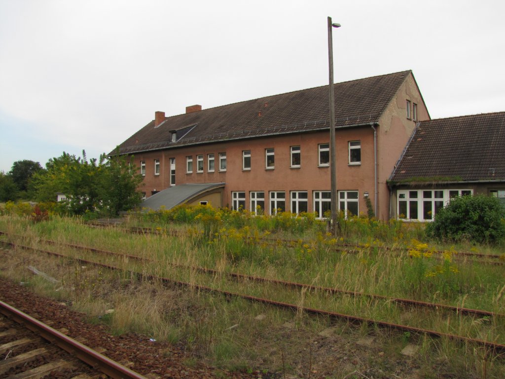 Bahnhofsgebude auf der Gleisseite in Braunsbedra; 07.09.2010